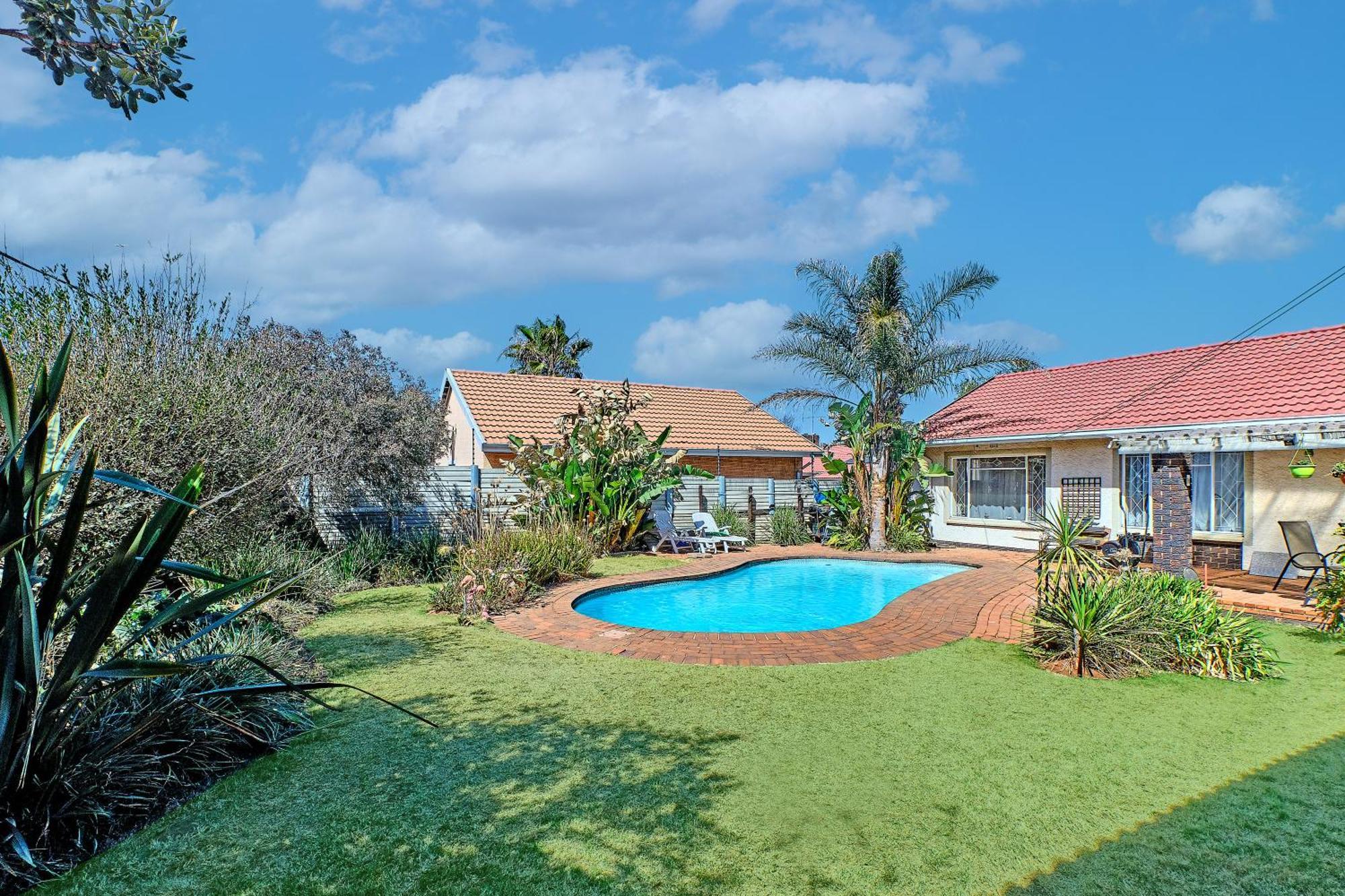 Large 1 Bedroom Cottage, 15 Min From Or Tambo Airport, With Backup Power And Water เจอร์มิสตัน ภายนอก รูปภาพ